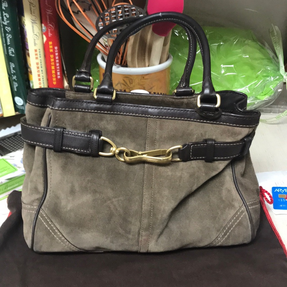 Very nice excellent condition Coach purse.